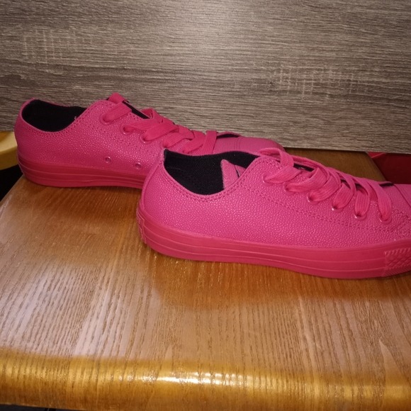 Low Top Converse - Picture 4 of 6